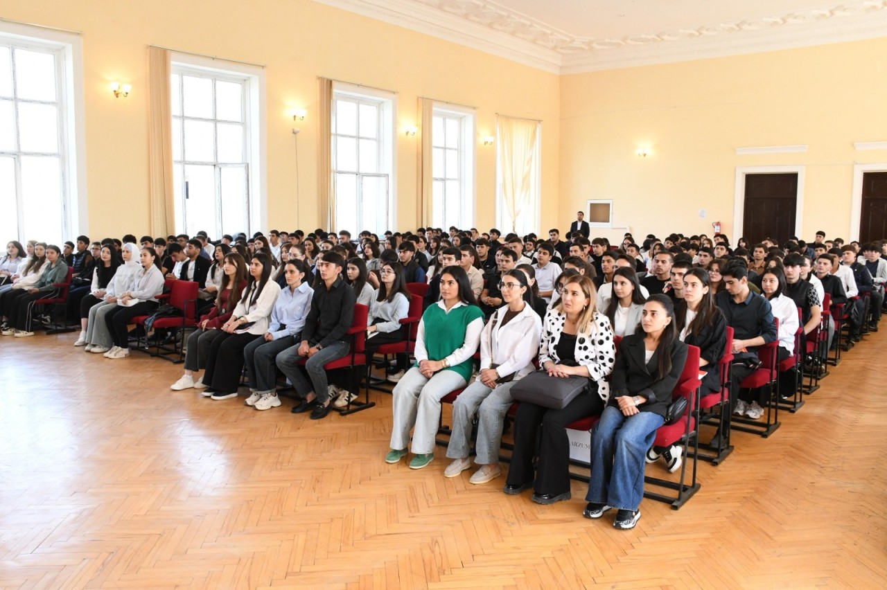 ADAU-nun rektoru I kurs tələbələrinin fikir və təkliflərini dinləyib - FOTOLAR